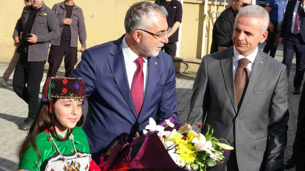 &Ccedil;alışma Bakanı Işıkhan Ardahan&rsquo;da
