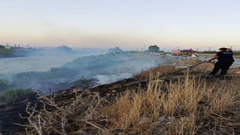 Antakya&rsquo;da Asi Nehri kenarında sazlık yangını
