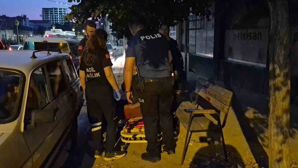 Alkol alıp bayılan şahıstan yardım etmeye &ccedil;alışan ekiplere tepki: "Sen beni tanıyor musun?"
