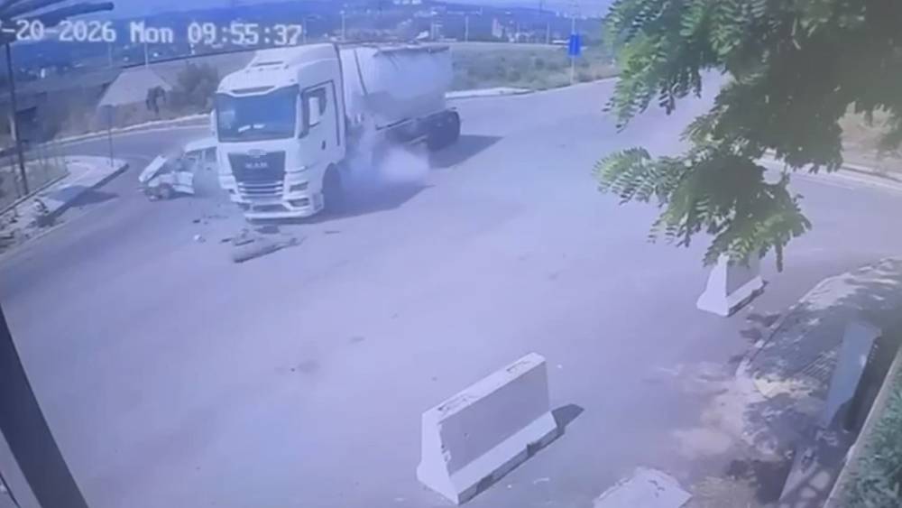 Osmaniye&rsquo;de tanker ile otomobil &ccedil;arpıştı: 2 yaralı
