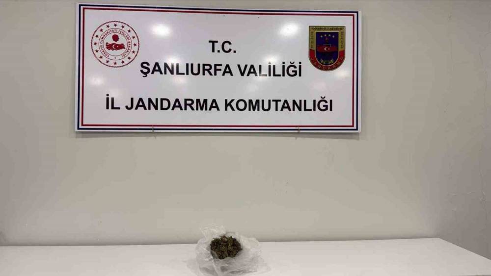 Ş&uuml;pheli şahsın &uuml;zerinden uyuşturucu &ccedil;ıktı
