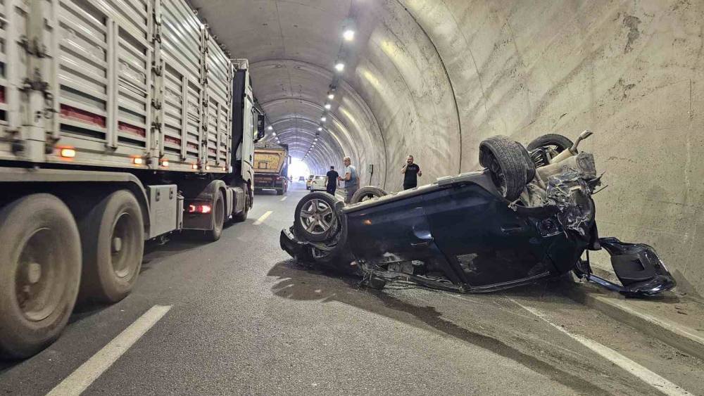 Kontrolden &ccedil;ıkan otomobil t&uuml;nelde metrelerce takla attı: 2 yaralı
