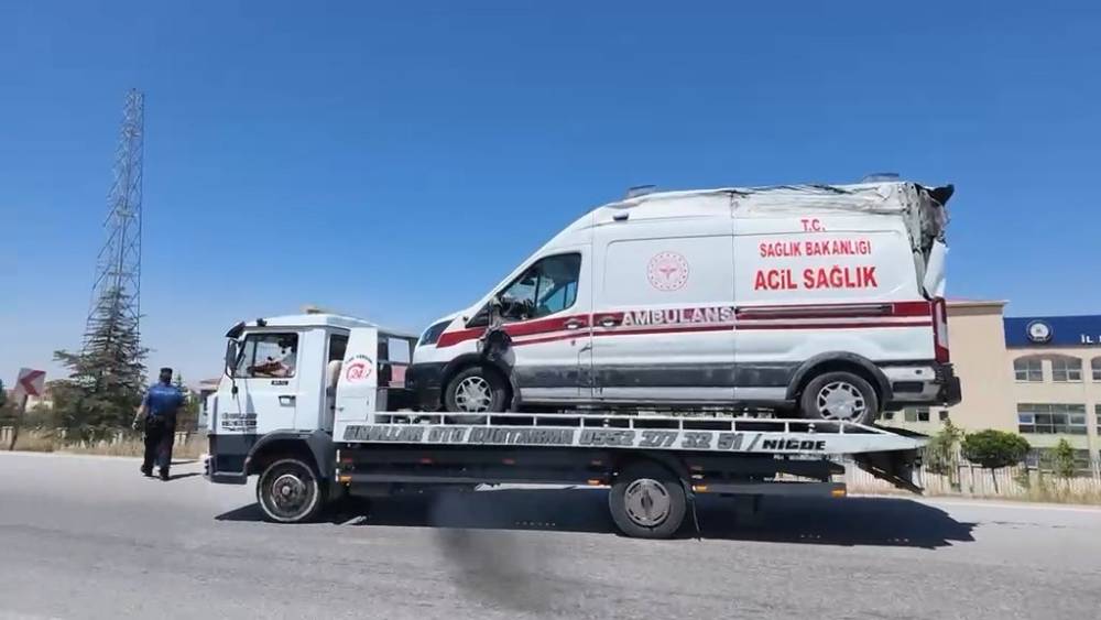 Niğde&rsquo;de ambulans ile otomobil &ccedil;arpıştı: 3&rsquo;&uuml; sağlık &ccedil;alışanı 5 yaralı
