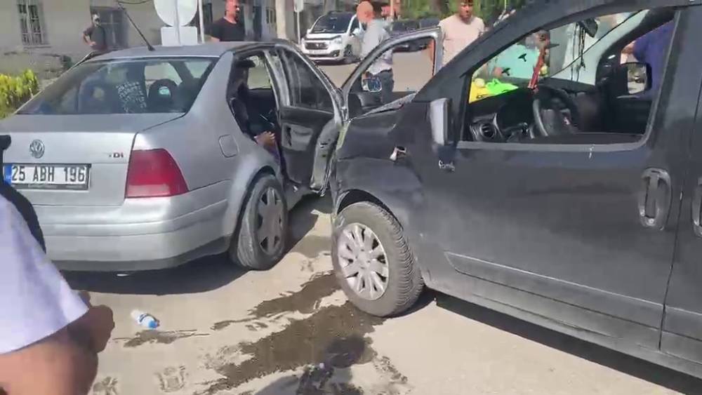 Trafik kazası anbean ara&ccedil; kamerasında
