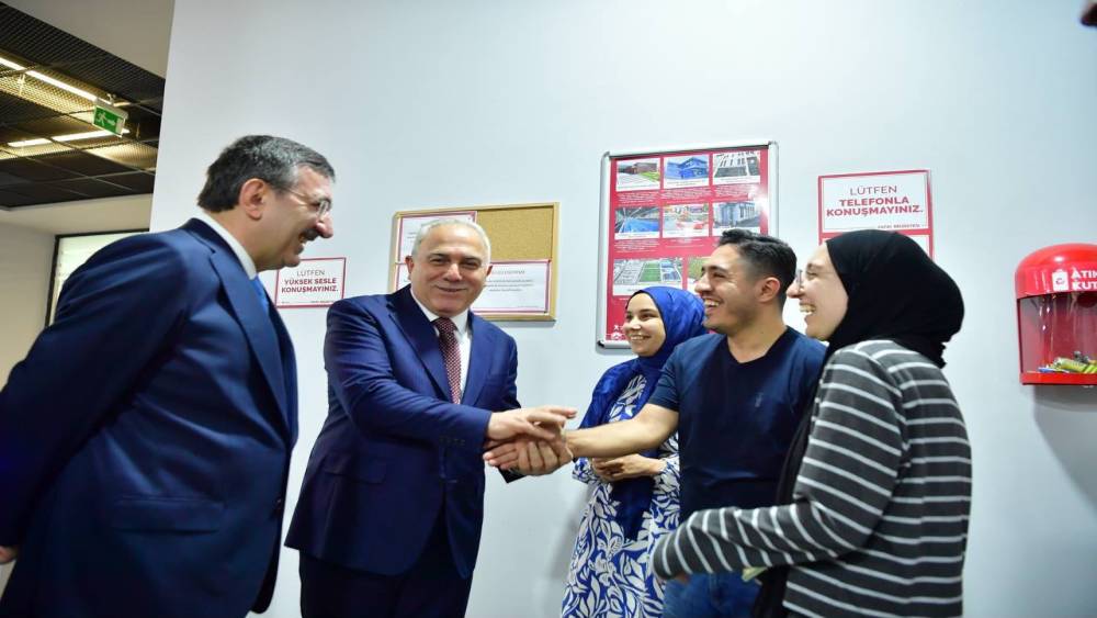 Cumhurbaşkanı Yardımcısı Cevdet Yılmaz, Fatih Merkez K&uuml;t&uuml;phanesi&rsquo;ni ziyaret etti
