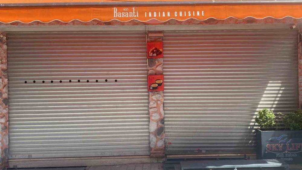 M&uuml;h&uuml;rl&uuml; boş d&uuml;kkandan yayılan k&ouml;t&uuml; koku ekipleri harekete ge&ccedil;irdi
