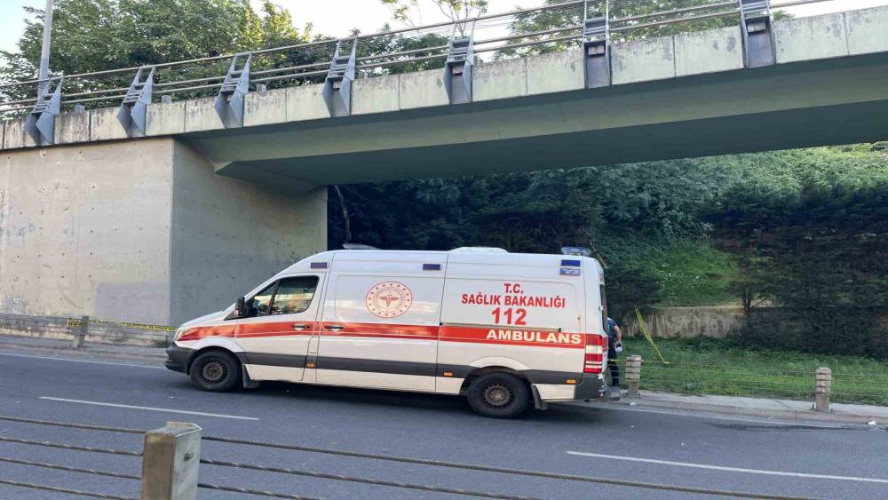 Şişli&rsquo;de yol kenarındaki yeşil alanda erkek cesedi bulundu

