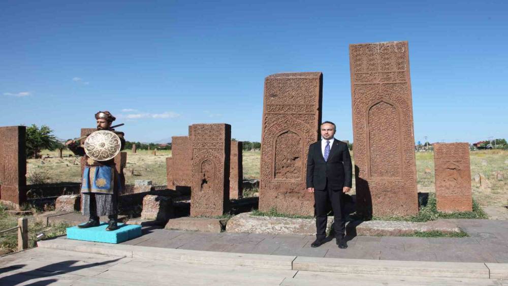 Bakan Yardımcısı Demiralp, Ahlat&rsquo;ta Sel&ccedil;uklu Mezarlığı&rsquo;nı ziyaret etti
