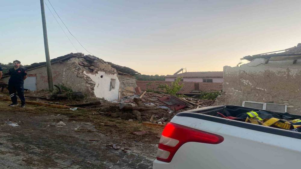 Eskişehir&rsquo;de yangından d&ouml;nen itfaiye aracı eve &ccedil;arptı: 3 itfaiye eri yaralı
