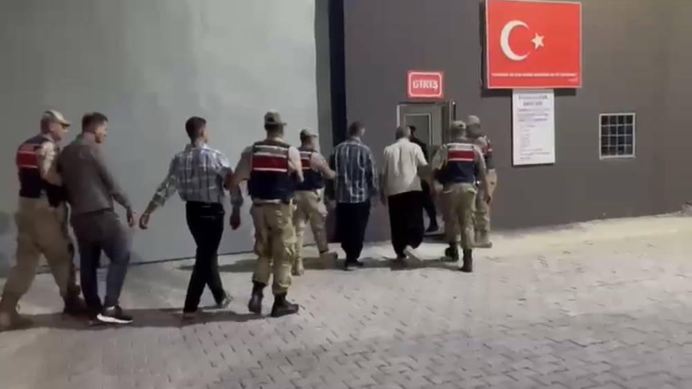 Ara&ccedil;larıyla seyir halindeki aileye silahlı saldırıda bulunan zanlılar tutuklandı

