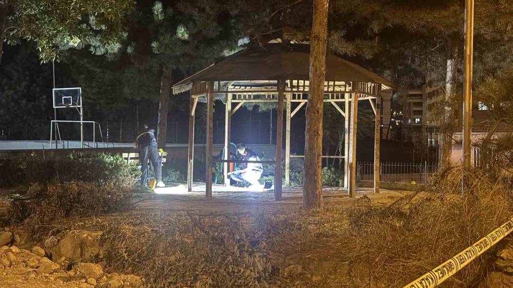 Hırka verme meselesi tartışmaya d&ouml;nd&uuml;: Arkadaşını 3 yerinden bı&ccedil;akladı
