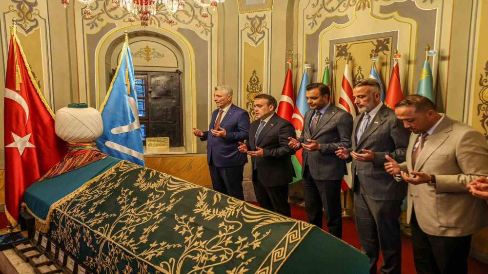 Ticaret Bakanı Bolat, Ertuğrul Gazi T&uuml;rbesi&rsquo;ni ziyaret etti
