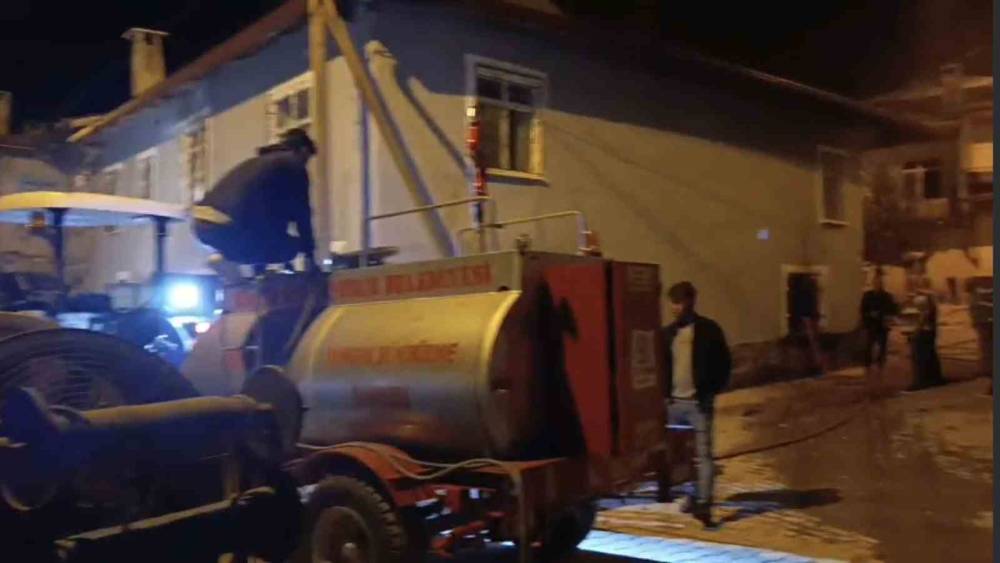 Muhtarın erken m&uuml;dahalesi yangının b&uuml;y&uuml;mesini &ouml;nledi
