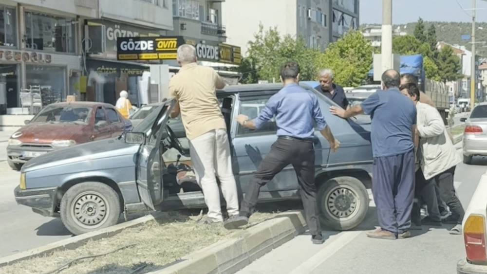 Boyabat&rsquo;ta trafik kazası: Otomobil ref&uuml;je &ccedil;ıktı
