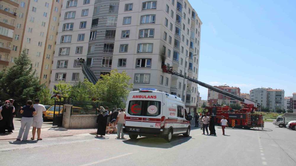 Kayseri&rsquo;de 9 katlı binada yangın &ccedil;ıktı: 1&rsquo;i &ccedil;ocuk 3 kişi mahsur kaldı
