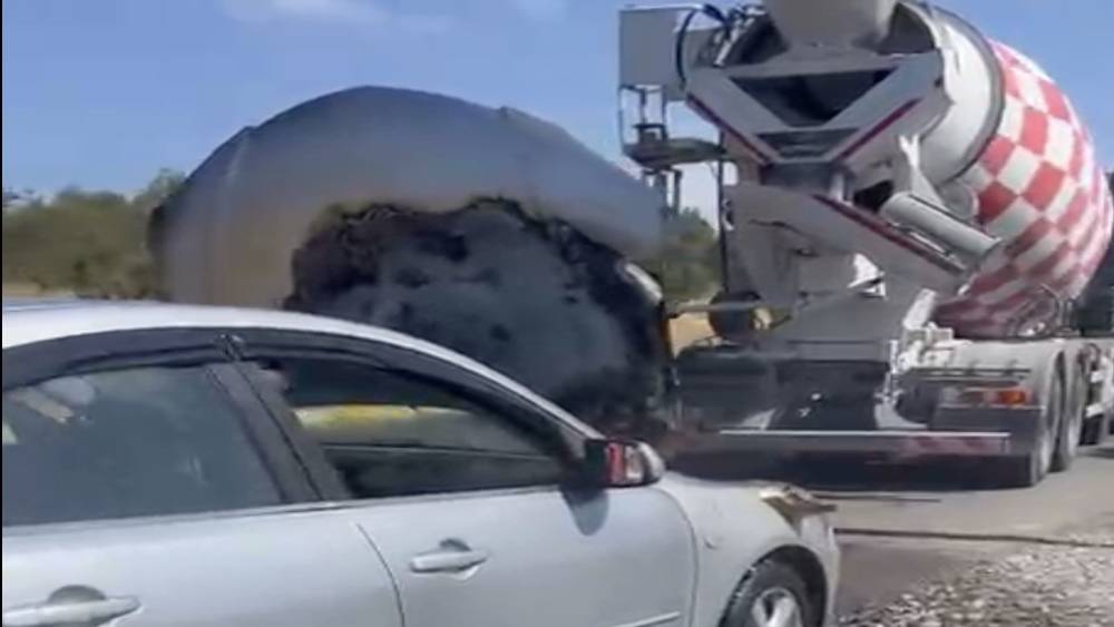 Ayvalık&rsquo;ta seyir halinde alevler i&ccedil;inde kalan otomobilin imdadına beton mikseri yetişti
