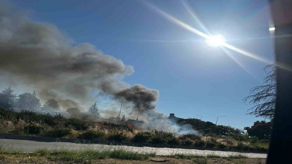 &Ccedil;evre yolunda alev alan ara&ccedil; k&uuml;le d&ouml;nd&uuml;
