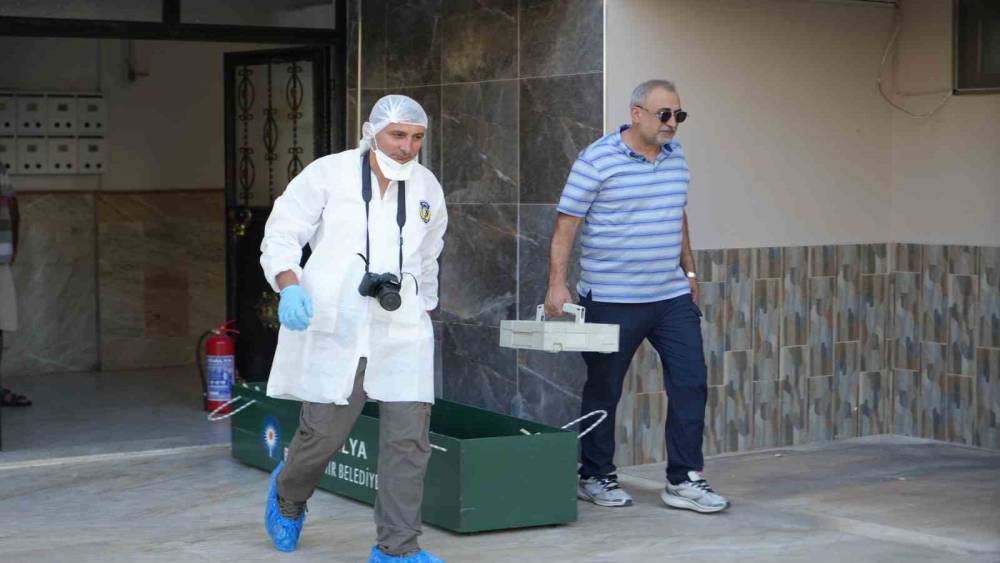 Evde &ouml;l&uuml; bulunan anne ile kızının cenazeleri Adli Tıp Kurumu morguna g&ouml;nderildi
