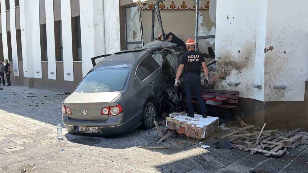 Bolu&rsquo;da 84 metre savrulup caminin imam odasına dalan aracın s&uuml;r&uuml;c&uuml;s&uuml; alkoll&uuml; &ccedil;ıktı: 290 bin lira ceza kesildi
