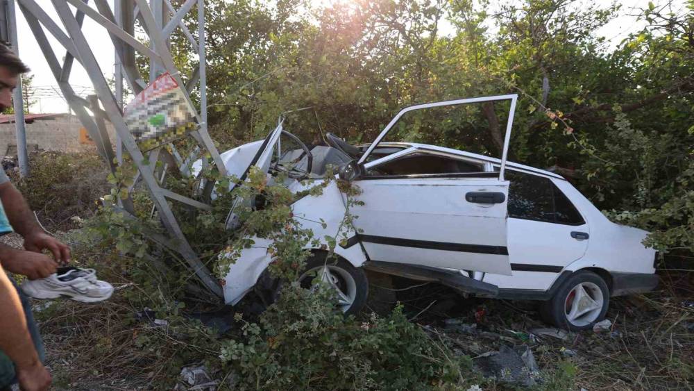 Elektrik direğine &ccedil;arpan Tofaş hurdaya d&ouml;nd&uuml;, s&uuml;r&uuml;c&uuml; ağır yaralandı

