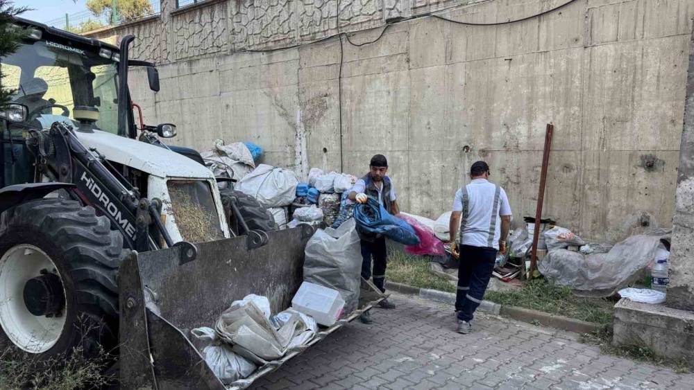 Siteyi karton yığınına &ccedil;evirdiler, temizlik sırasında tepki g&ouml;sterdiler
