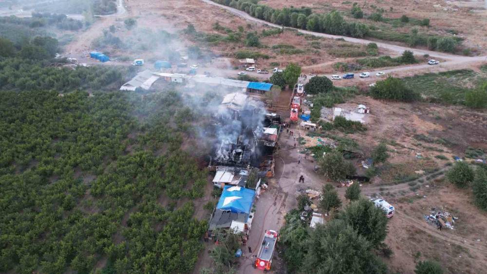Bursa&rsquo;da &ccedil;iftlik alev alev yandı: Olay yeri dron ile g&ouml;r&uuml;nt&uuml;lendi
