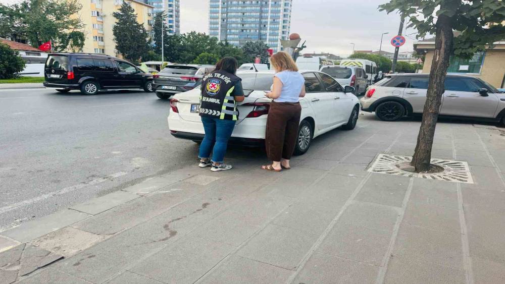 Tartıştığı s&uuml;r&uuml;c&uuml;n&uuml;n &ouml;n&uuml;nde ani fren yaparak gitmesini engelledi
