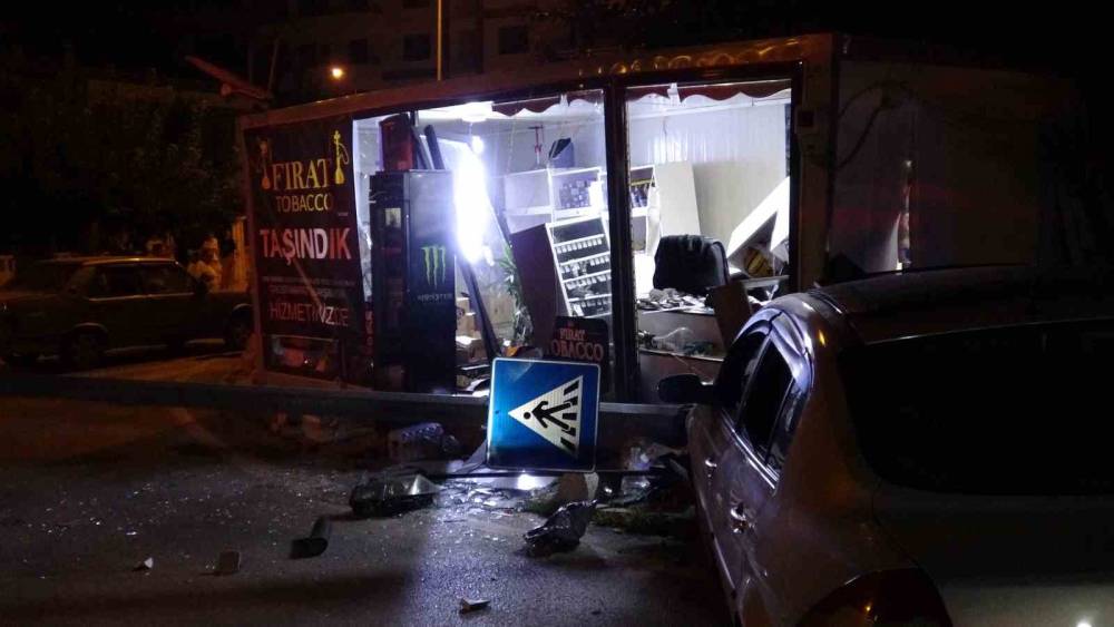 Kontrolden &ccedil;ıkan ara&ccedil; konteyner iş yerine girdi: 1 yaralı

