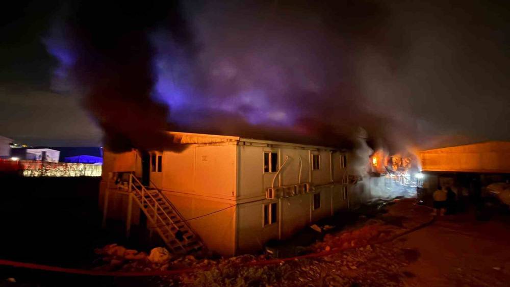 Konteyner yangınında 5 kişi dumandan etkilendi
