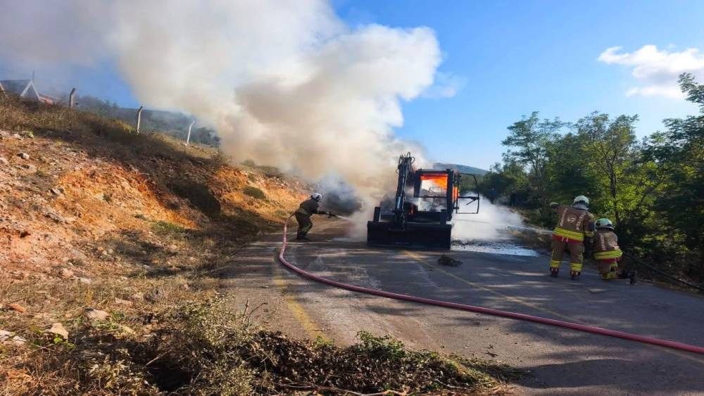 İskenderun&rsquo;da iş makinesi alevlere teslim oldu
