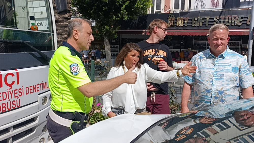 Kazada haklı olduklarını anlatamayan turistlere vatandaşlar sahip &ccedil;ıktı
