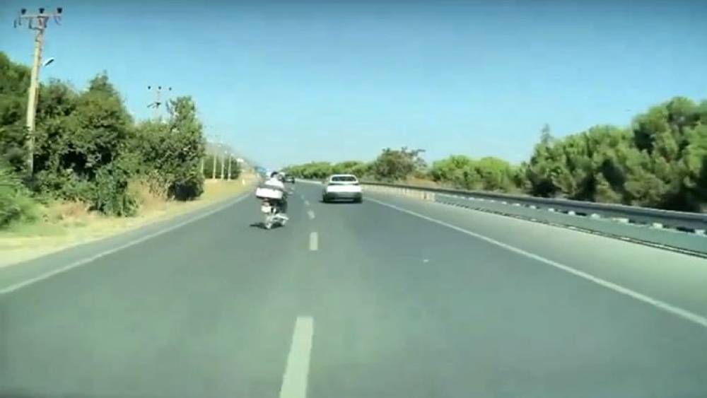 Motosiklet bir anda yola atladı, s&uuml;r&uuml;c&uuml;n&uuml;n refleksi sayesinde faciadan d&ouml;n&uuml;ld&uuml;
