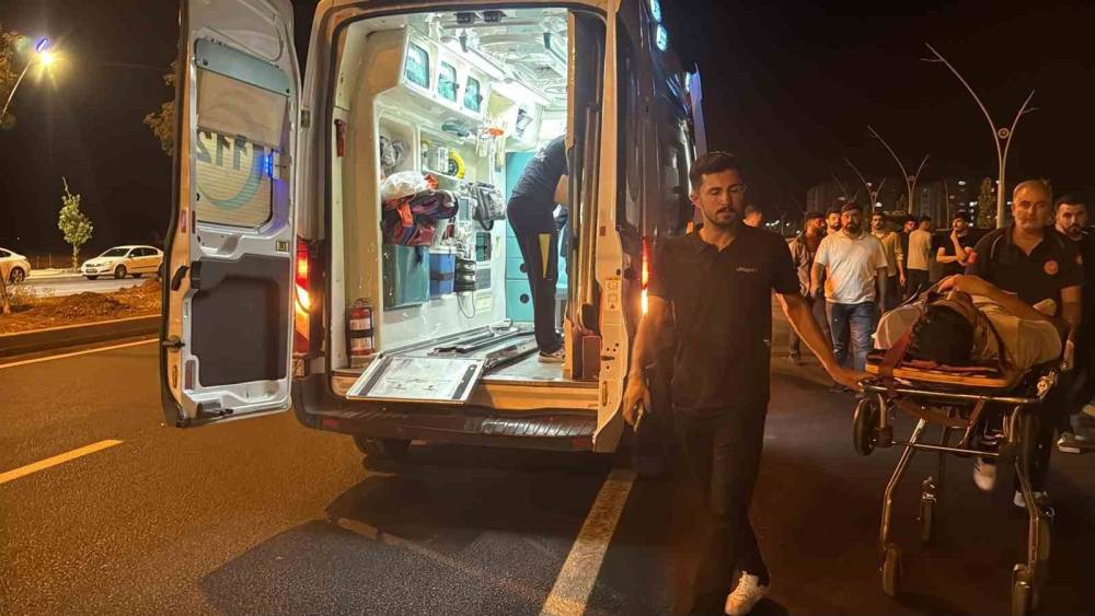 Seyir halindeki kamyonetin yolcu koltuğundan d&uuml;şen şahıs yaralandı

