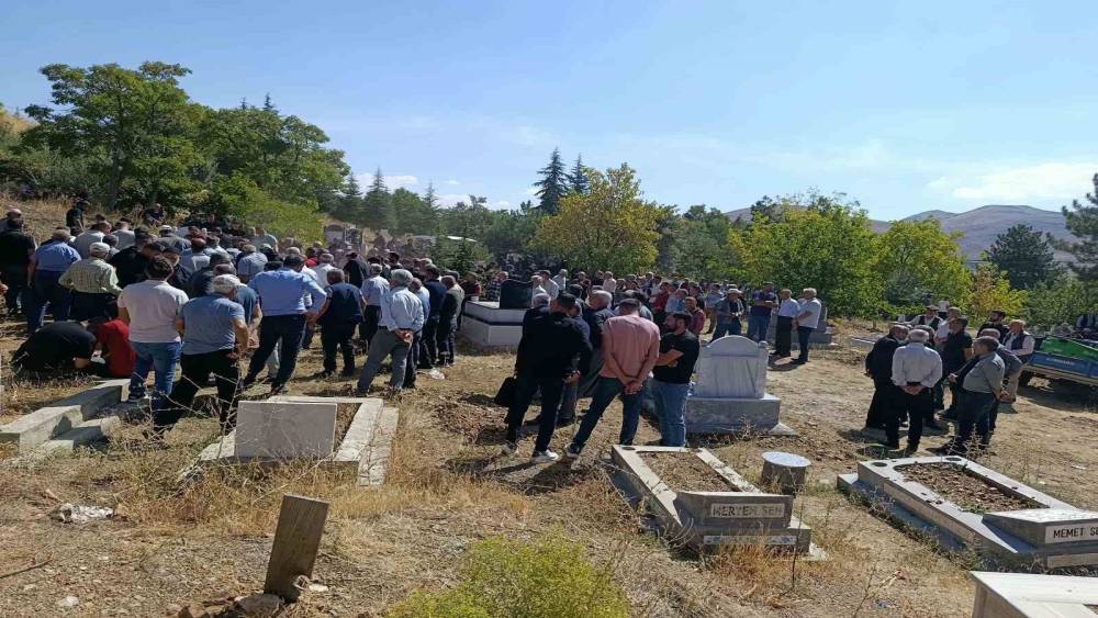 Malatya&rsquo;da kazada hayatını kaybeden sağlık &ccedil;alışanı gen&ccedil; son yolculuğuna uğurlandı
