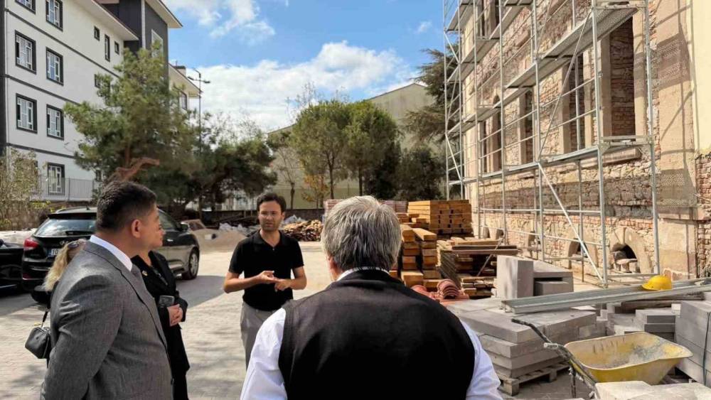 MHP Bandırma teşkilatından tarihi yapının restorasyon projesine ziyaret
