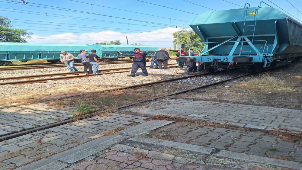 Vagonun &uuml;zerine &ccedil;ıkan baba ve oğluna y&uuml;ksek gerilim hattındaki elektrik &ccedil;arptı
