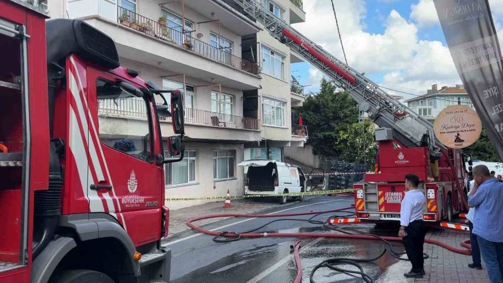 Sarıyer&rsquo;de korkutan yangın: İki binanın &ccedil;atısı ile bir ara&ccedil; yandı
