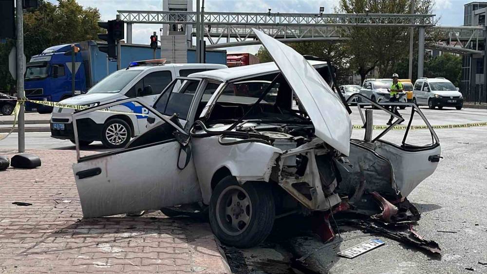 Otomobiller &ccedil;arpıştı, Tofaş hurdaya d&ouml;nd&uuml;: 3&rsquo;&uuml; ağır 4 yaralı
