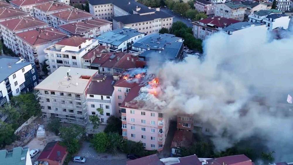 Kocaeli&rsquo;de binanın &ccedil;atısı alev alev yandı

