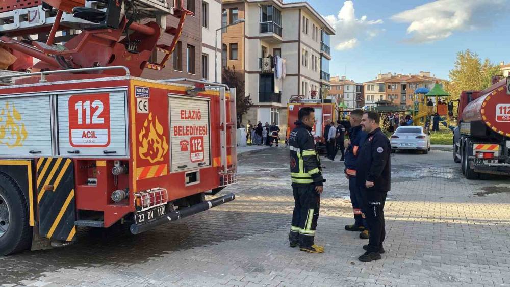 Elazığ&rsquo;da ev yangını
