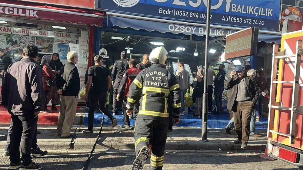 Balık&ccedil;ının bacasında yangın &ccedil;ıktı, tezgahta satışlar durmadı
