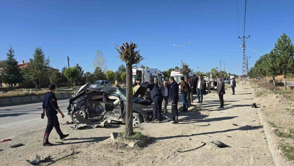 Van&rsquo;da otomobil ile kamyonet &ccedil;arpıştı: 5 yaralı
