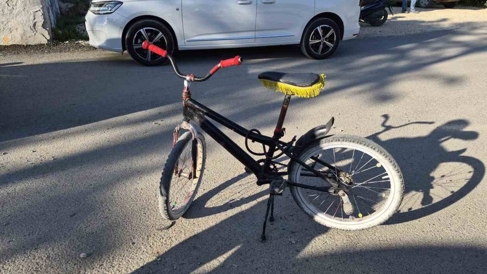 Bisiklet otomobile &ccedil;arptı: 1 yaralı
