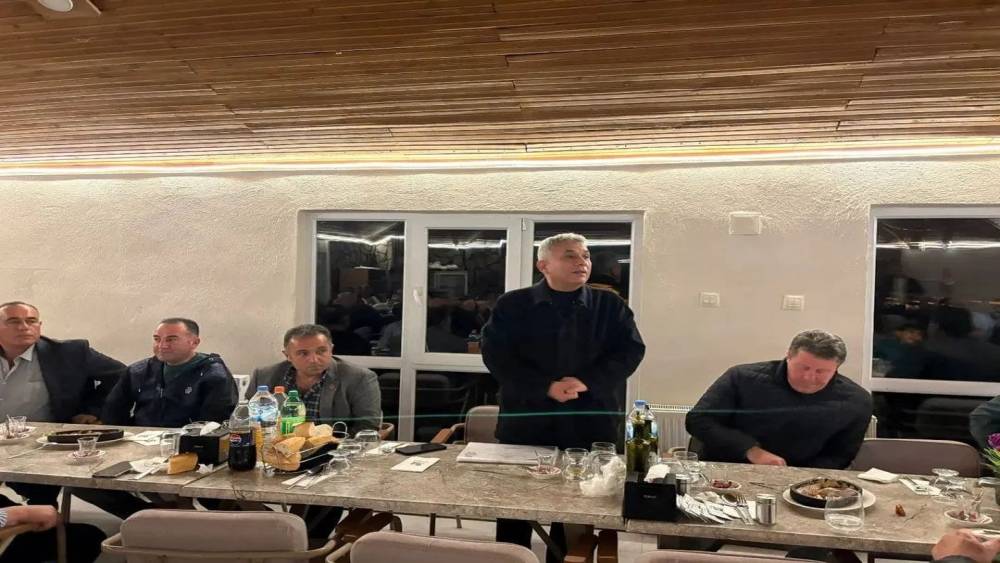 &Ccedil;al Belediye Başkanı Ahmet Hakan, emekleri i&ccedil;in muhtarlara teşekk&uuml;r belgesi verdi
