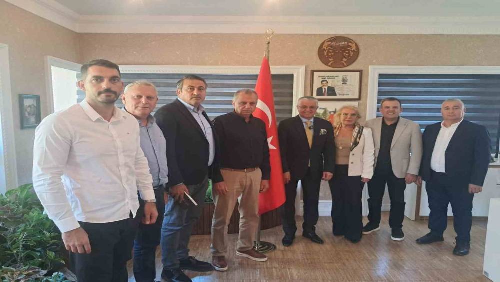 Kemer Belediye Başkanı ve 8 meclis &uuml;yesi CHP&rsquo;den istifa etti

