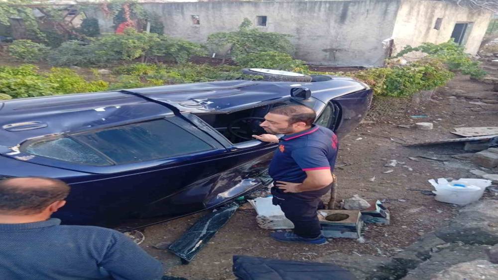 Kurtalan&rsquo;da otomobil evin bah&ccedil;esine u&ccedil;tu: 4 yaralı
