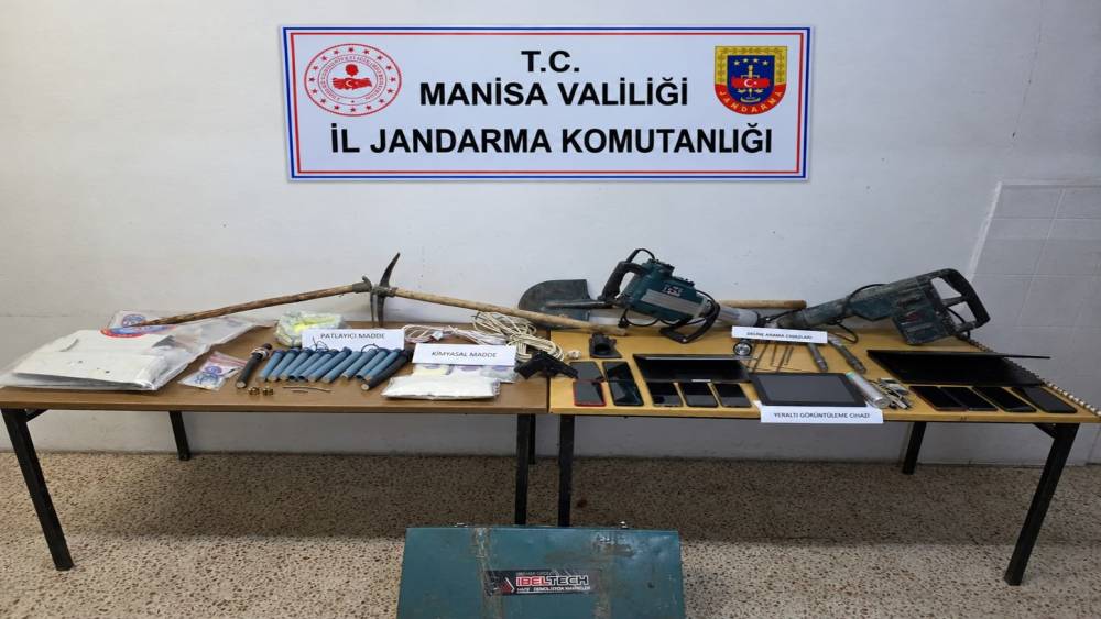 G&ouml;rdes&rsquo;te patlayıcılarla ka&ccedil;ak define kazısına su&ccedil;&uuml;st&uuml;: 8 g&ouml;zaltı
