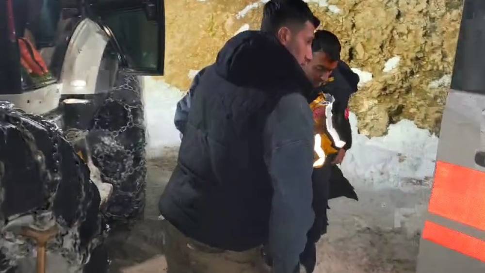 Sason&rsquo;da kar nedeni ile mahsur kalan hasta kurtarıldı

