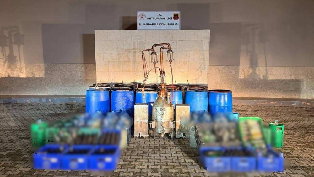 Elmalı&rsquo;da 3 bin 750 litre ka&ccedil;ak ve sahte alkol ele ge&ccedil;irildi
