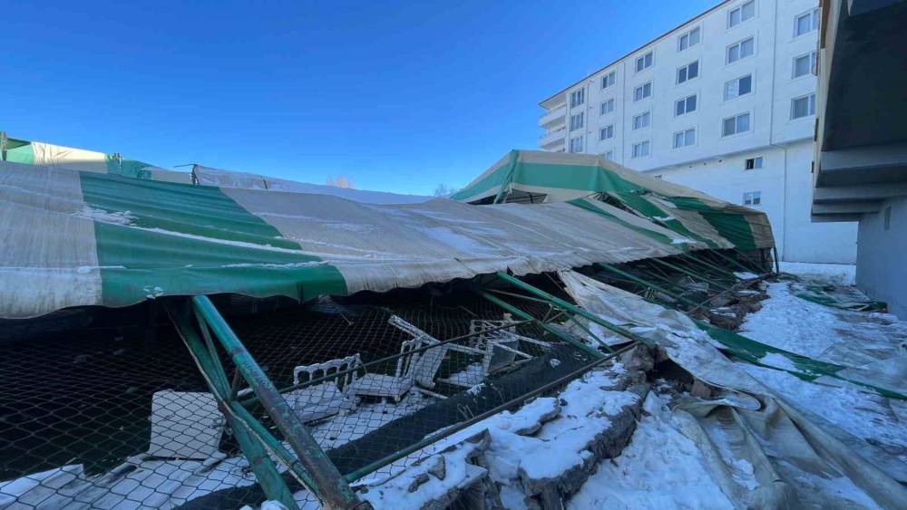 Iğdır&rsquo;da d&uuml;ğ&uuml;n salonu olarak kullanılan halı saha &ccedil;&ouml;kt&uuml;
